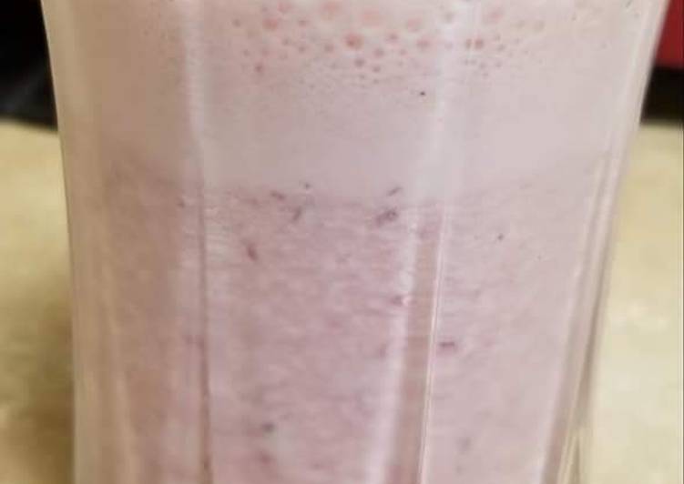 Recipe of Super Quick Homemade Strawberry smoothie