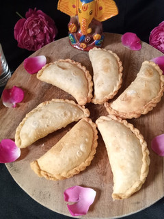गुजिया (gujiya) रेसिपी मुख्य फोटो