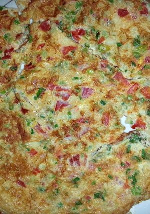 A picture of green onion green garlic amlet.