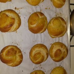 A picture of Pretzel buns.