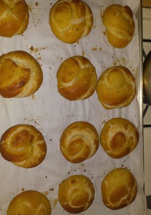 A picture of Pretzel buns.