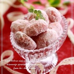 A picture of Strawberry Snowballs.
