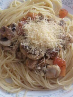 Una foto de Espaguettis con champiñones y tomate