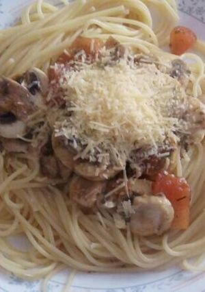 Una foto de Espaguettis con champiñones y tomate