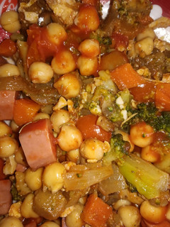 Una foto de Garbanzos con verduras y salchichas