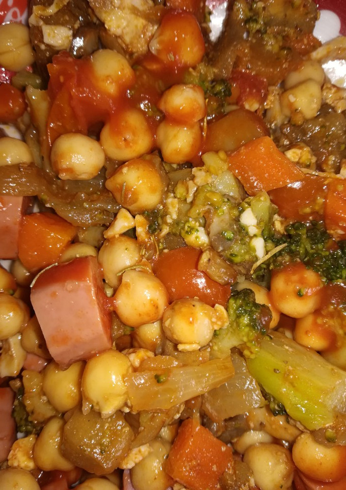 Una foto de Garbanzos con verduras y salchichas