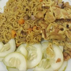 A picture of Noddles with fried egg.