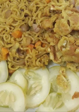 A picture of Noddles with fried egg.