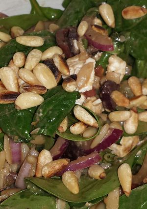 A picture of Greek spinach orzo salad.