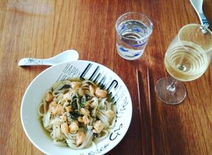Una foto de Sopa Udon de Salmón