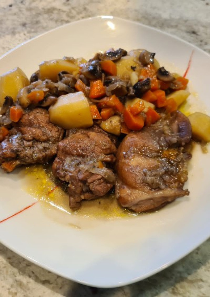 Una foto de Jamoncitos de pollo con chalotas y zanahorias al vino tinto