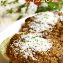 A picture of Jacket Potatoes with Chili Con Carne.