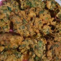 Alu or palak ky pakory A picture of Alu or palak ky pakory.
