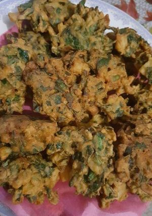 A picture of Alu or palak ky pakory.
