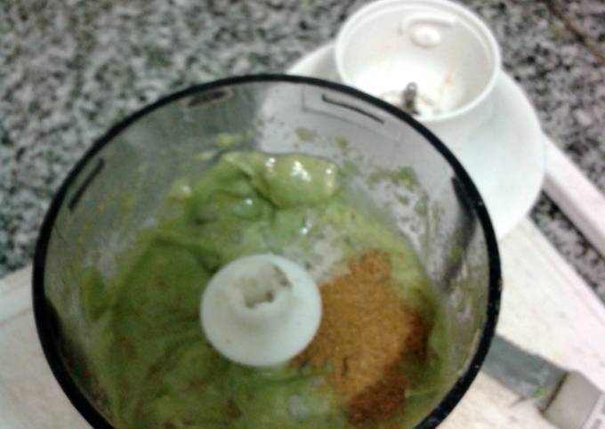 How to Make Ultimate raw food zuchini pasta with curry and avocado sauce