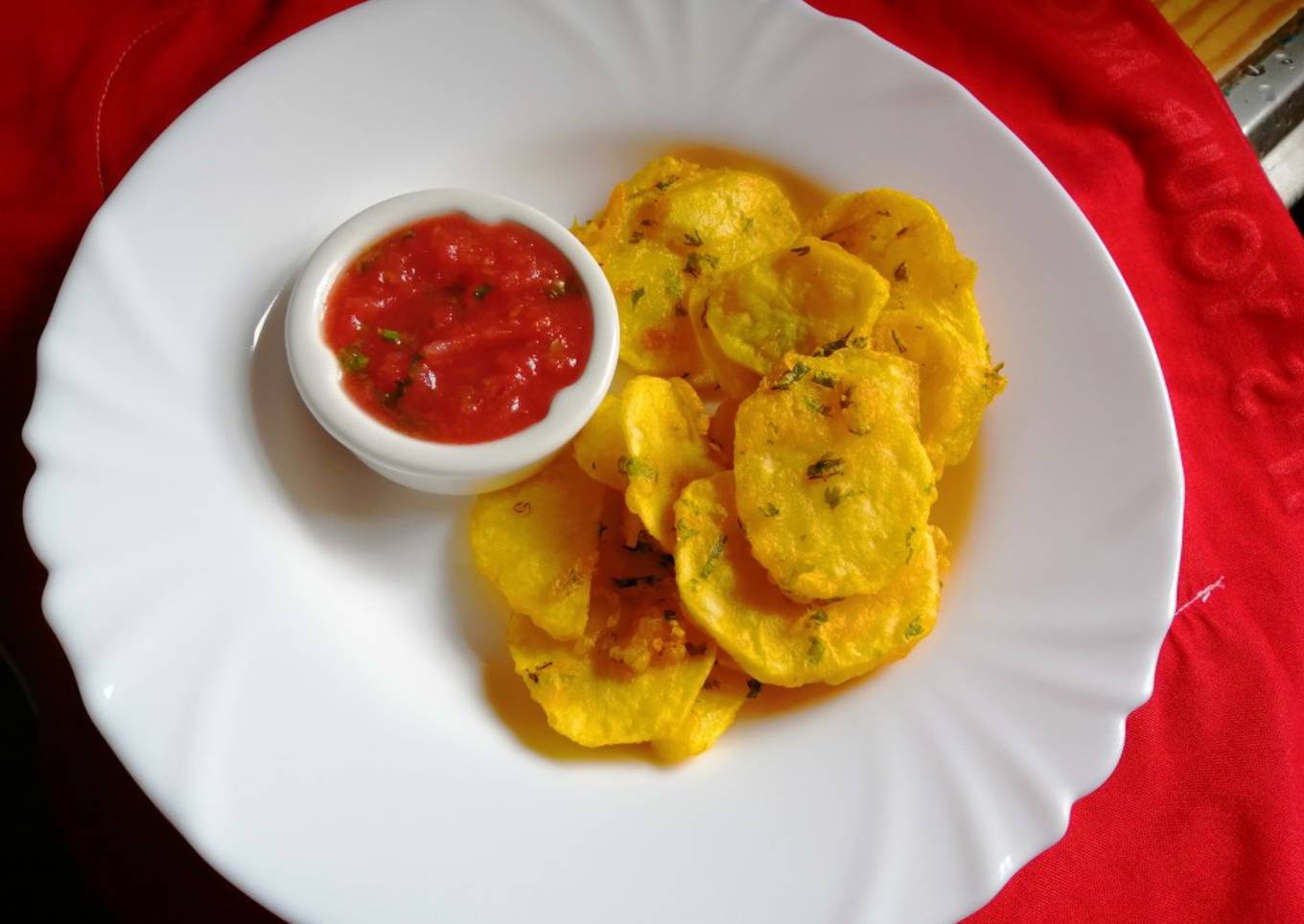 Potatoes bhajia with tomato-mango salsa dip