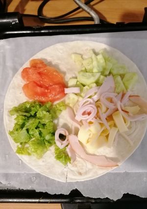 Φωτογραφία της συνταγής Τορτίγια με κασέρι, γαλοπούλα, λαχανικά και σαλάτα κηπουρού