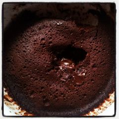 A picture of 2 mins chocolate cake.