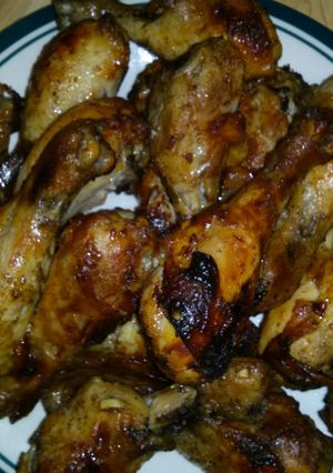 A picture of Honey glazed chicken drumsticks.