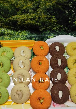 फ्लेवर्ड नानकटाई (nankhatai recipe in marathi) रेसिपी चे मुख्य फोटो 