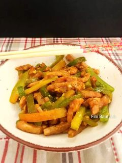 Una foto de Salteado de cerdo con pimientos verdes(estilo chino)