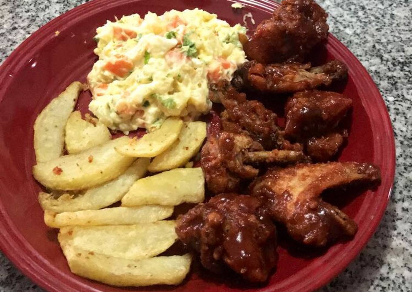 Alitas de pollo a la barbacoa <br />Con ensalada fría
