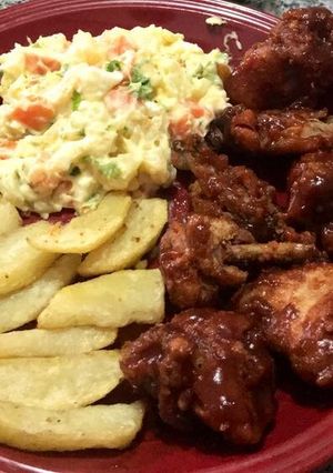 Una foto de Alitas de pollo a la barbacoaCon ensalada fría