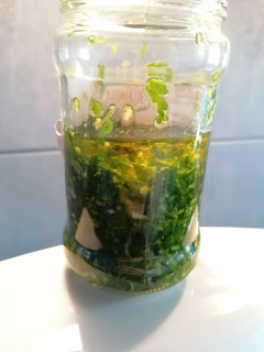 Una foto de 278. Aceite de ajo y perejil frescos / Thermomix