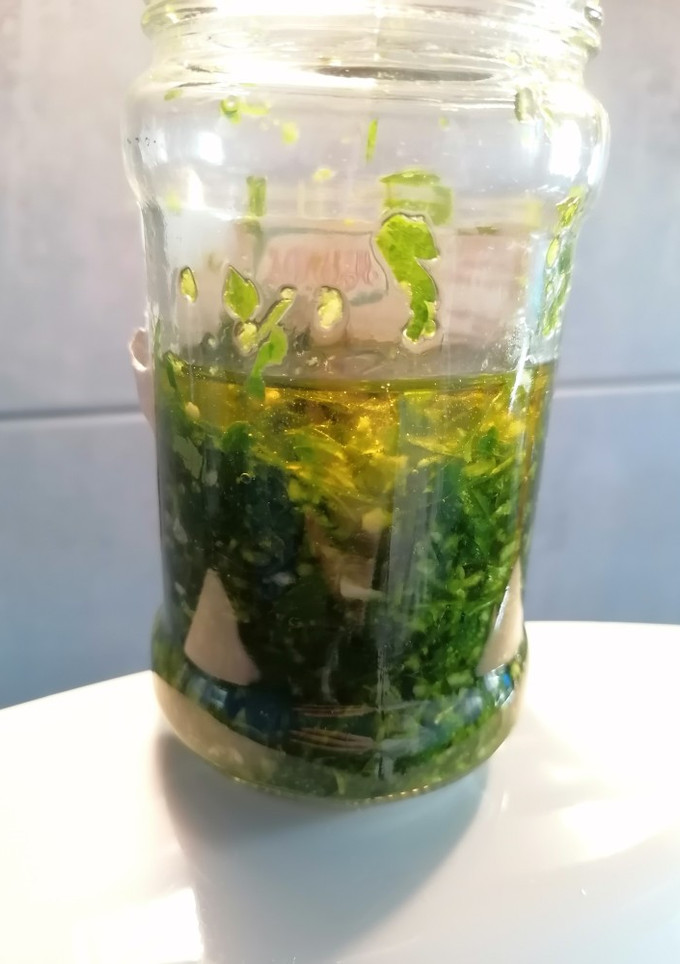 Una foto de 278. Aceite de ajo y perejil frescos / Thermomix