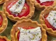 Una foto de boquerones con tomate