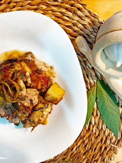 Una foto de Conejo al horno con patatas y cebolla 🍴