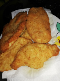 Una foto de Filetes de pollo empanados fácil 💕