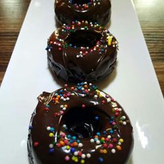 A picture of Chocolate donuts cake.