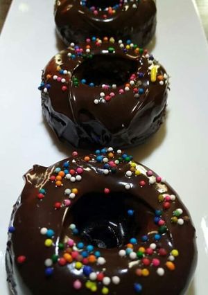 A picture of Chocolate donuts cake.
