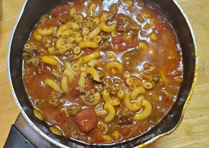 Tomato pasta soup with beef