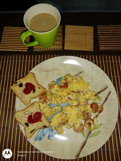 Una foto de Huevos con salchicha y avena en hojuelas