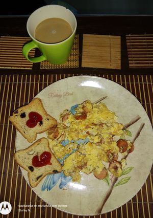 Una foto de Huevos con salchicha y avena en hojuelas