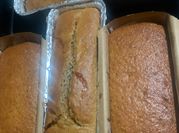 Una foto de budín de limón con aceite