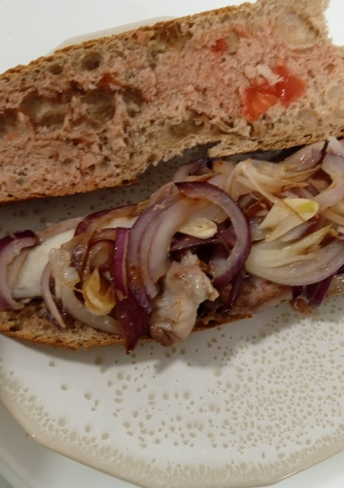 Una foto de Bocata de magro encebollado