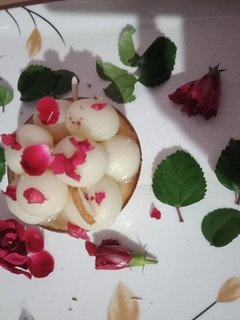 छैना रसगुल्ला (Chena Rasgulla Recipe In Hindi) रेसिपी मुख्य फोटो