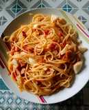 Espaguetis con bacon, huevo y pimiento del piquillo
