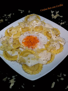 Foto principal de Ravioles de queso con salsa de queso cheddar y huevo frito