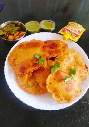 A picture of Makka masala Aloo Puri (Maize flour poori 😋 makki ke aata Puri).