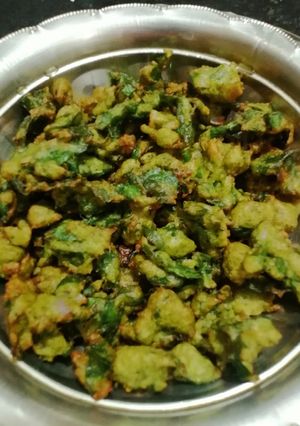 A picture of Spinach moong dal pakoda.