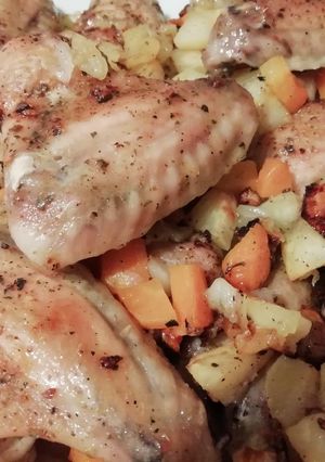 Sült csirkeszárny zöldségágyon recept fotója
