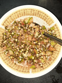 मूंग स्प्राउट्स सलाद (Moong sprouts salad recipe in hindi) रेसिपी मुख्य फोटो