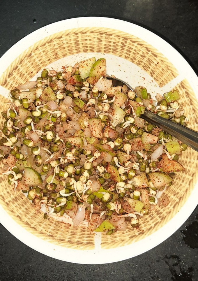 मूंग स्प्राउट्स सलाद (Moong sprouts salad recipe in hindi) रेसिपी मुख्य फोटो
