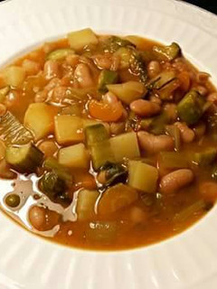 Una foto de Alubias blancas con verduras de invierno orgánicas