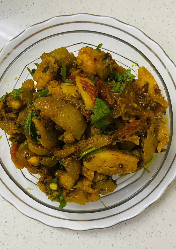 परवल आलू की सूखी सब्जी रेसिपी मुख्य फोटो