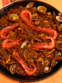 Una foto de Fideuá al horno con carabineros y almejas